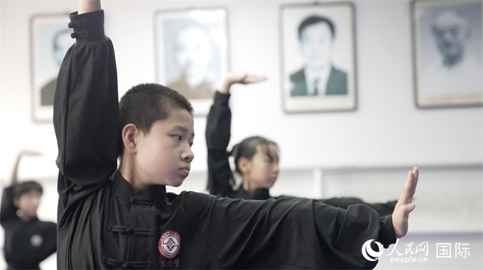 正在練習(xí)劈掛拳的武術(shù)學(xué)童。人民網(wǎng)記者 袁蒙攝