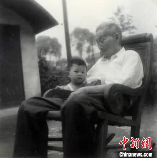 陳望道與幼年的陳曉帆?！￡悤苑﹫D