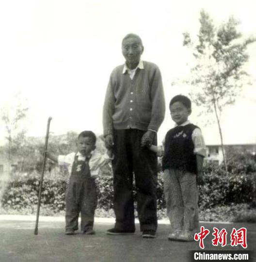 陳望道與幼年的陳曉帆(左)、陳曉帆的哥哥一起合影。　陳曉帆供圖