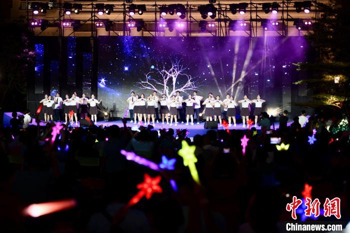 合唱表演《夜空中最亮的星》?！⊥鯑|明 攝