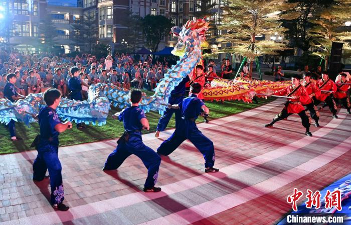 兩岸青少年同臺(tái)呈現(xiàn)龍獅表演。　王東明 攝