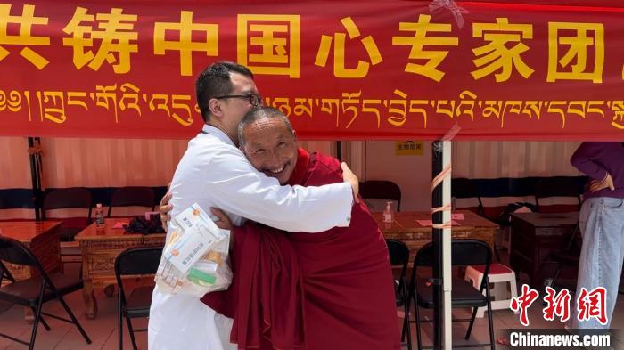 西藏自治區(qū)昌都市左貢縣田妥鎮(zhèn)義診點，一位僧人對北京京煤集團總醫(yī)院呼吸科主任醫(yī)師陳亮表示感謝?！〔苄穹?攝