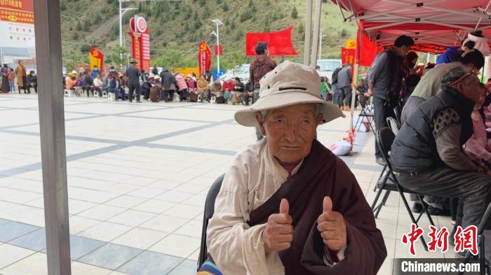西藏自治區(qū)昌都市左貢縣田妥鎮(zhèn)義診點，藏族奶奶對義診志愿者表示肯定?！〔苄穹?攝