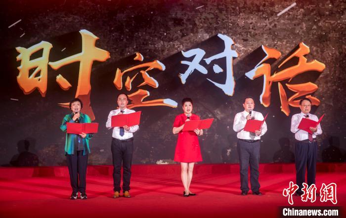陶侃與陳望道之孫陳曉帆、顏福慶之孫顏志淵、榮毅仁侄女榮智豐深情朗誦《與統(tǒng)戰(zhàn)先輩的時(shí)空對(duì)話》?！堦?攝