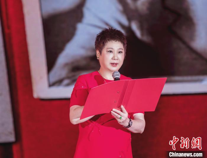 7月16日，榮智豐在2023年上海統(tǒng)戰(zhàn)文化周開幕活動中朗誦《與統(tǒng)戰(zhàn)先輩的時空對話》?！堦?攝