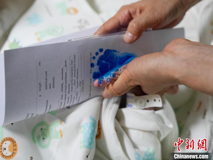 醫(yī)護(hù)人員為新生兒留下腳印。　劉偉 攝