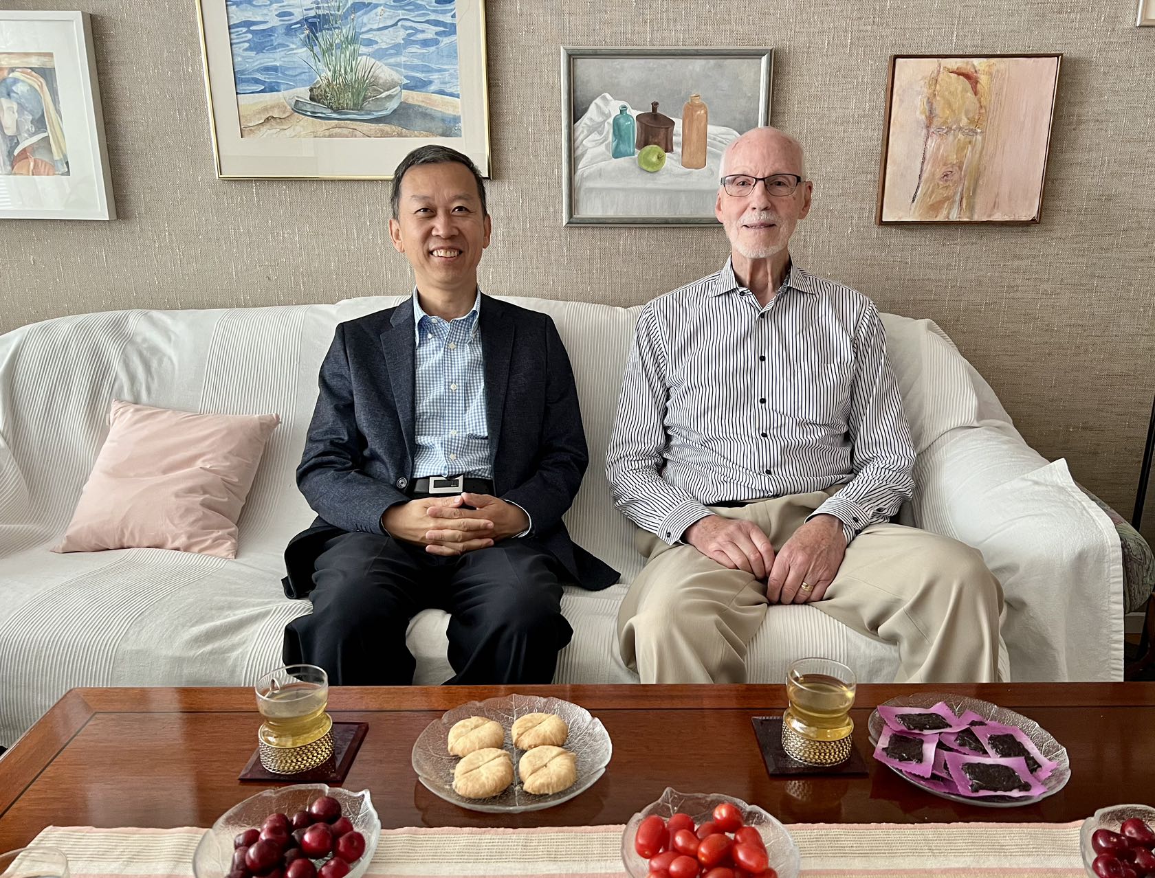 駐瑞典大使崔愛民看望瑞典科學(xué)家。中國駐瑞典大使館供圖