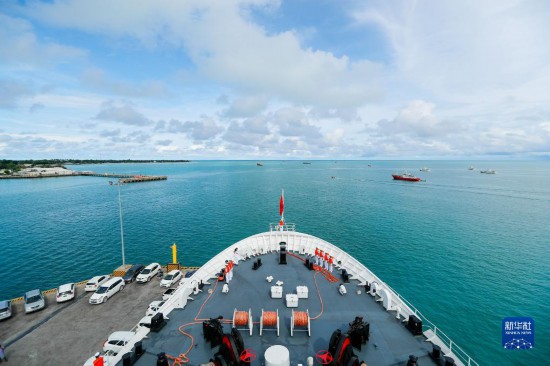 7月22日，中國海軍“和平方舟”號醫(yī)院船駛離基里巴斯首都塔拉瓦。當?shù)貢r間22日上午10時，執(zhí)行“和諧使命-2023”任務的中國海軍“和平方舟”號醫(yī)院船圓滿結束對基里巴斯的首次訪問，駛離基里巴斯首都塔拉瓦，前往本次任務的第二站湯加努庫阿洛法港。新華社發(fā)（黎宇 攝）