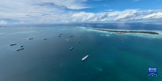 7月22日，中國海軍“和平方舟”號醫(yī)院船結束基里巴斯訪問，駛離塔拉瓦港。新華社發(fā)（桂江波 攝）