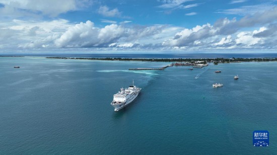 7月22日，中國海軍“和平方舟”號醫(yī)院船結束基里巴斯訪問，駛離塔拉瓦港。新華社發(fā)（桂江波 攝）