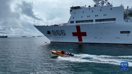 7月22日，中國海軍“和平方舟”號醫(yī)院船駛離塔拉瓦港途中，基里巴斯當?shù)孛癖婑{船揮手告別。新華社發(fā)（桂江波 攝）