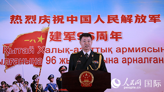 國防武官胡德君大校發(fā)表致辭。人民網(wǎng)記者 李強攝