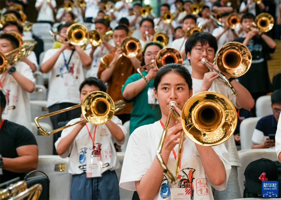 8月1日，在第九屆中國國際低音銅管藝術(shù)節(jié)的一場公益大師課上，低音銅管樂器愛好者在練習(xí)長號。新華社記者 劉潺 攝