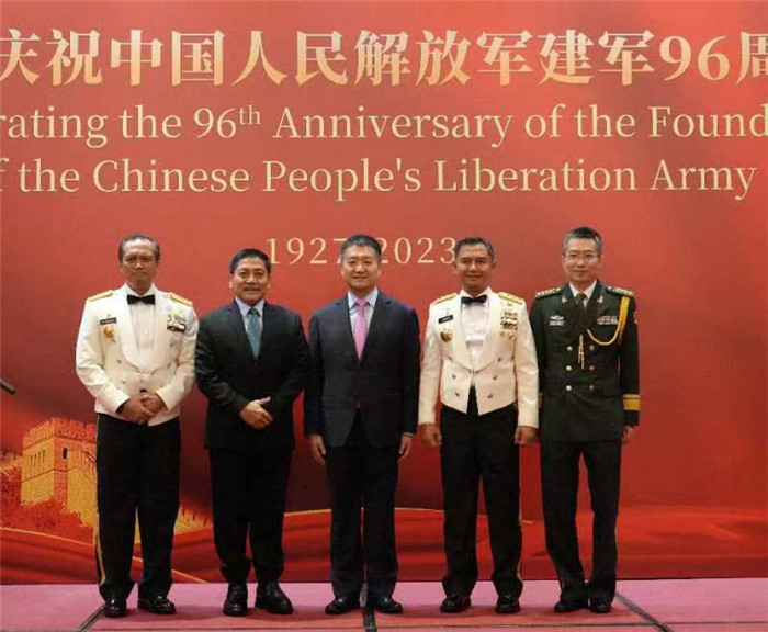 圖為陸慷大使與印尼貴賓合影。中國(guó)駐印度尼西亞使館供圖
