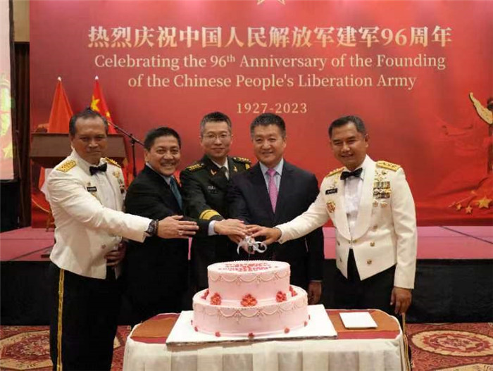 圖為陸慷大使與印尼貴賓共切生日蛋糕。中國(guó)駐印度尼西亞使館供圖