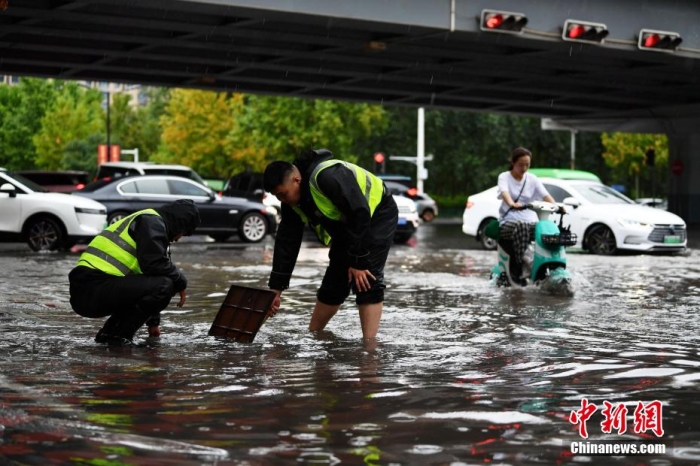 7月30日，河北省持續(xù)發(fā)布暴雨紅色預(yù)警信號。受今年第5號臺風(fēng)“杜蘇芮”殘余環(huán)流影響，7月28日以來，地處華北地區(qū)的河北省大部出現(xiàn)降雨。30日17時，該省氣象臺發(fā)布當(dāng)日第三次暴雨紅色預(yù)警信號。石家莊市城區(qū)不少區(qū)域積水嚴(yán)重，城管、環(huán)衛(wèi)、園林、市政等部門緊急出動，聯(lián)合疏堵保暢，筑牢防汛安全屏障。圖為石家莊裕華區(qū)城管局防汛隊員對沿街收水井進(jìn)行雜物清理，以保證排水暢通。翟羽佳 攝