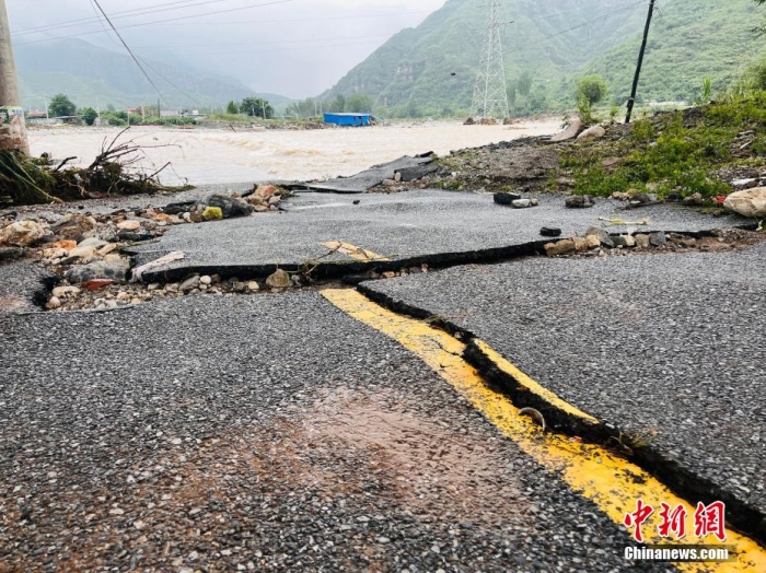 受臺風“杜蘇芮”影響，7月29日至8月1日，河北省淶水縣普降暴雨，持續(xù)強降雨和強風天氣引發(fā)洪水險情。連日來，當?shù)亟M織數(shù)千人搶險救援隊伍，集中力量加快排水、清理路面、救援拋錨車輛、搶修倒伏電線桿等工作。8月1日，方便面、飲用水、火腿腸、面包等首批調(diào)撥救災(zāi)物資送抵救災(zāi)一線，并于當天發(fā)放到受災(zāi)群眾手中。目前，淶水縣受損交通、電力、通信等基礎(chǔ)設(shè)施正在加緊搶修，山區(qū)受困人員已分批轉(zhuǎn)移，各項搶險救災(zāi)工作正在有序進行中。圖為淶水縣婁村鎮(zhèn)南安莊村被洪水沖毀的路面。(文/呂子豪 楊猛)李金璐 攝
