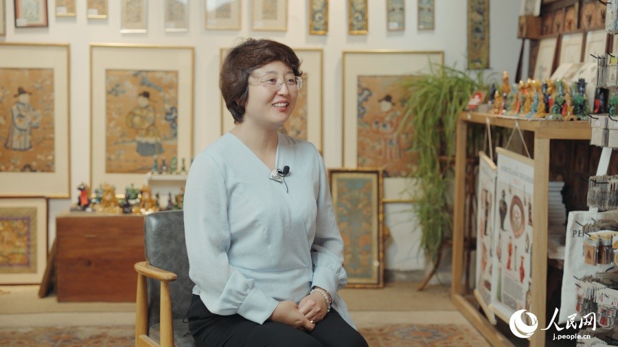 圖為瓷器修復(fù)藝術(shù)家王京。人民網(wǎng)記者 張若涵攝