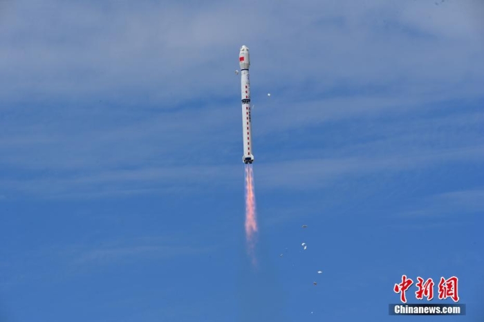 8月3日11時47分，中國在酒泉衛(wèi)星發(fā)射中心用長征四號丙遙四十四運載火箭，成功發(fā)射風云三號06星，衛(wèi)星順利進入預定軌道，任務取得圓滿成功。該衛(wèi)星將接替在軌超期服役的風云三號C星，探測數(shù)據(jù)主要用于天氣預報、大氣化學和氣候變化監(jiān)測業(yè)務及研究。汪江波 攝