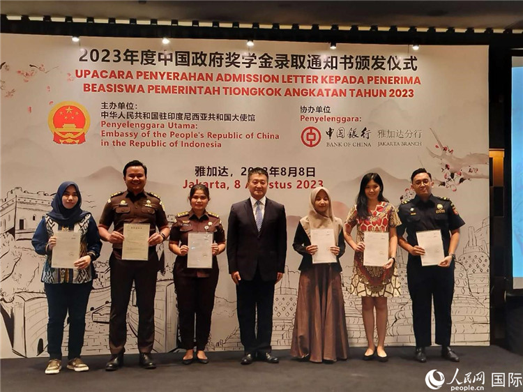 陸慷大使與獲得中國政府獎學(xué)金的印尼學(xué)子合影。 人民網(wǎng)記者 李培松攝