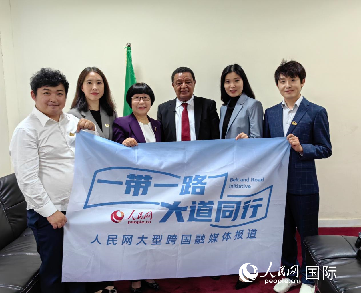 穆拉圖·特肖梅與人民網(wǎng)記者合影。