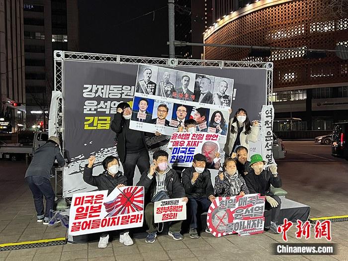 資料圖：韓國公民團體聯(lián)盟在首爾廣場舉行燭光守夜活動。