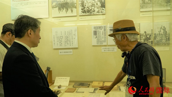毒氣島歷史研究所事務(wù)局長山內(nèi)正之在毒氣資料館為大家介紹日軍發(fā)動毒氣戰(zhàn)的罪證。人民網(wǎng) 蔣曉辰攝