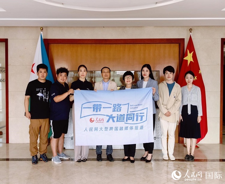 胡斌大使（左四）、使館工作人員與人民網(wǎng)記者合影。