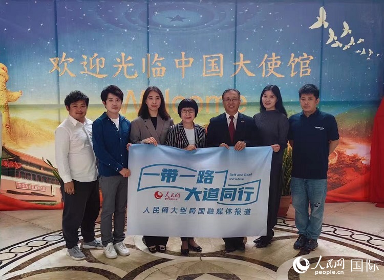 崔建春大使（右三）與人民網(wǎng)記者合影。