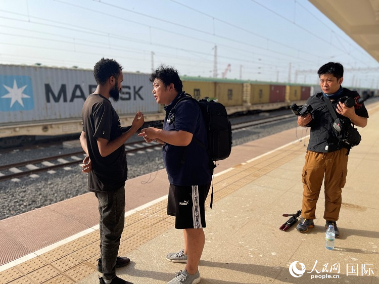 亞吉鐵路吉布提線工作人員介紹列車運營情況。人民網(wǎng)記者 趙艷紅攝
