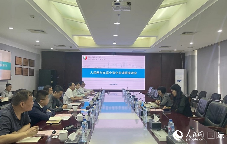 尼日利亞中國商會企業(yè)代表與人民網(wǎng)記者座談。