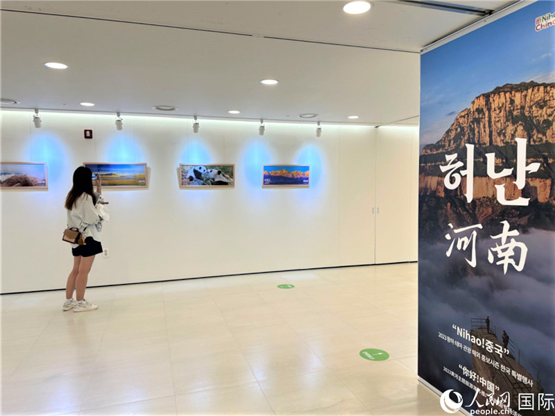 2.民眾參觀“看九曲黃河 聽華夏故事”主題展。人民網(wǎng)記者 馬菲攝