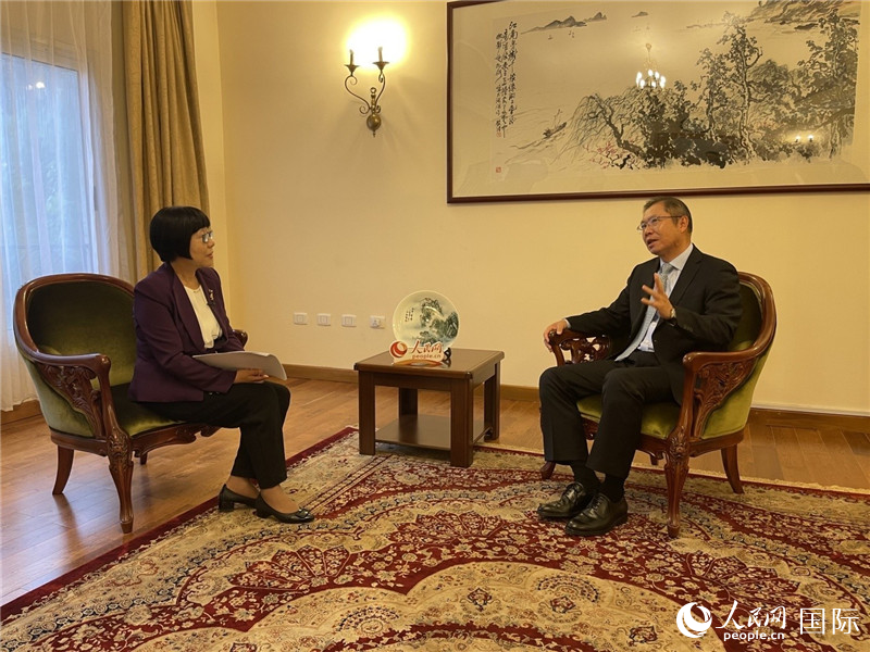 胡長春大使接受人民網記者唐維紅采訪。人民網記者 趙艷紅攝
