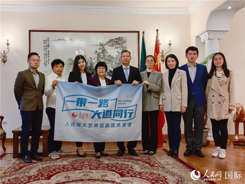 胡長春大使、駐非盟使團工作人員與人民網記者合影。