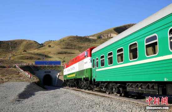 2016年8月24日，塔吉克斯坦“瓦赫達(dá)特-亞灣”鐵路通車(chē)。這是絲綢之路經(jīng)濟(jì)帶框架下首個(gè)開(kāi)工并建成的鐵路項(xiàng)目，具標(biāo)志性意義。圖為火車(chē)進(jìn)入由中鐵十九局集團(tuán)有限公司承建的隧道。文龍杰 攝