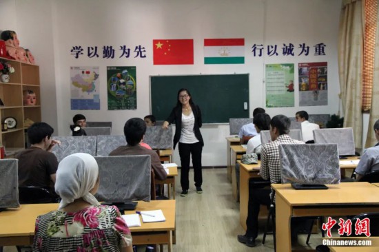 2014年，塔吉克斯坦國(guó)立民族大學(xué)的孔子學(xué)院內(nèi)，教師正在為塔吉克斯坦學(xué)生授課。田冰 攝