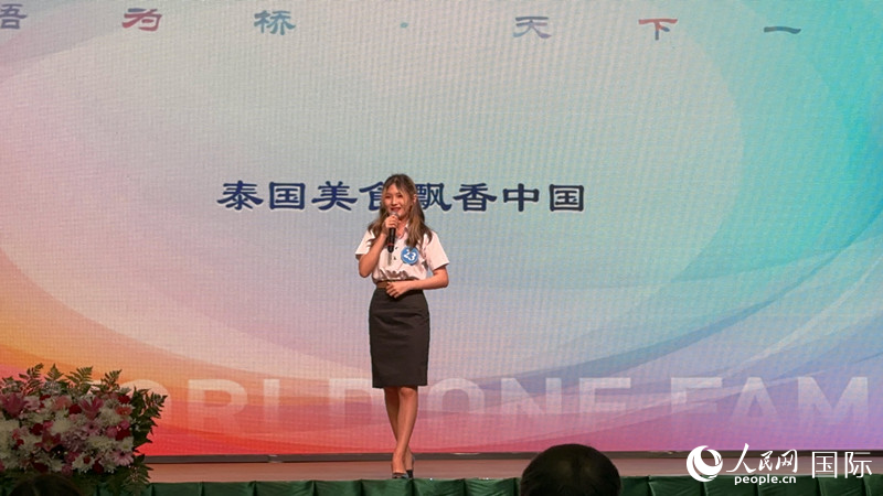榮獲世界大學(xué)生中文比賽亞洲冠軍的泰國(guó)選手。人民網(wǎng)記者 孫廣勇攝