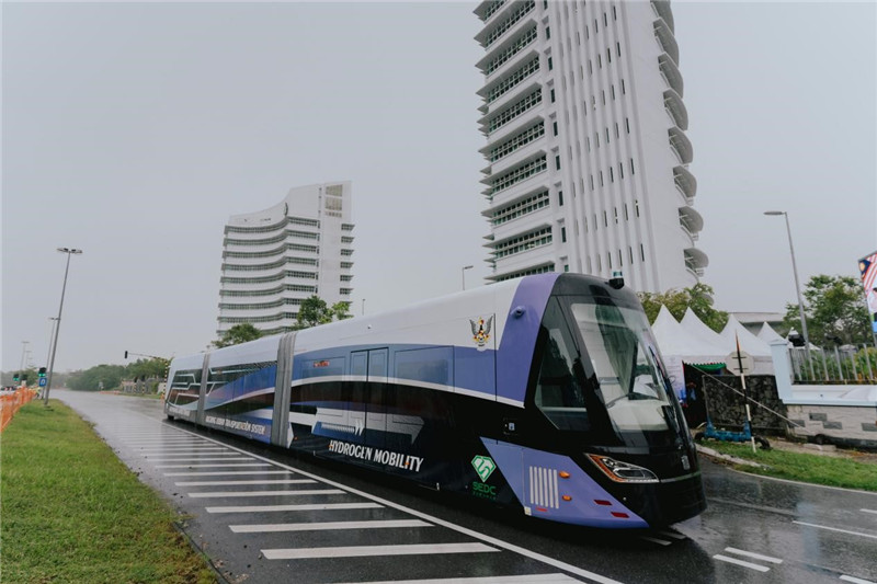 9月6日下午，由中車株洲所自主研發(fā)制造的全球首輛氫能源智軌電車正式亮相馬來西亞砂拉越州古晉市。中車株洲所供圖