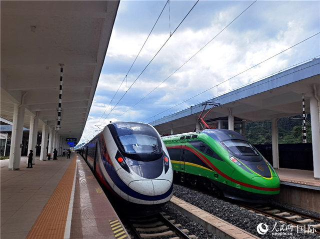“復(fù)興號”和“瀾滄號”國際旅客列車停靠在老撾磨丁站。人民網(wǎng) 杜明明攝