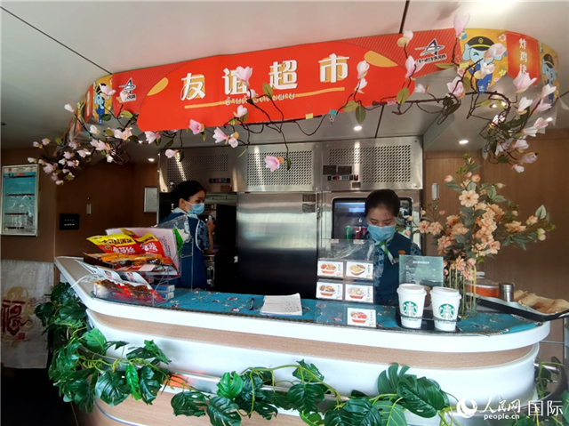 中老鐵路國際旅客列車里的“友誼超市”。人民網(wǎng) 杜明明攝