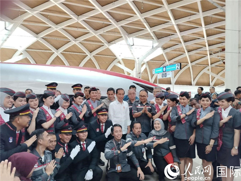 印尼總統佐科與雅萬高鐵乘務員及中印尼嘉賓合影。人民網記者 李培松攝