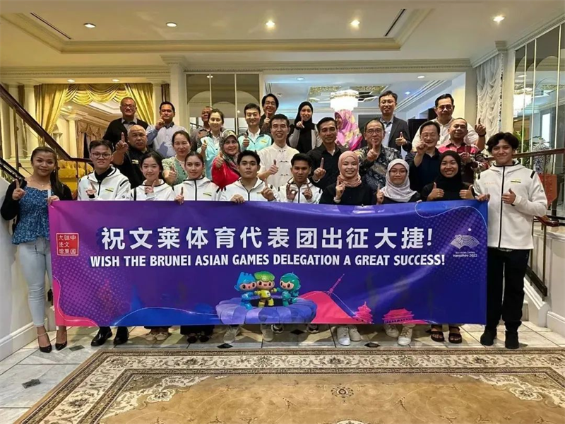 肖建國大使同參加歡送儀式的文方嘉賓、代表團成員等合影留念。圖片由使館提供