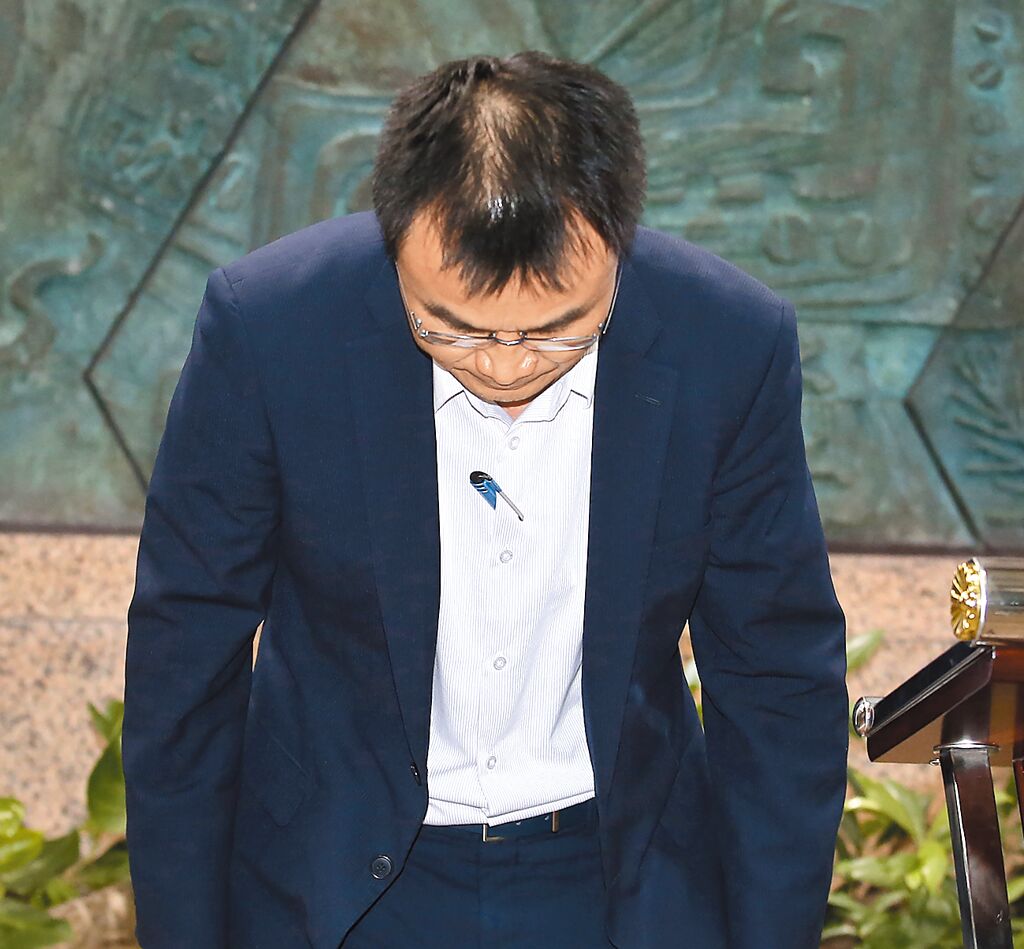 臺農(nóng)業(yè)部門負責人陳吉仲19日傍晚舉行記者會說明項目進口雞蛋議題，當日晚間8點在臉書上宣布辭職。 圖片來源：臺灣“中時新聞網(wǎng)”