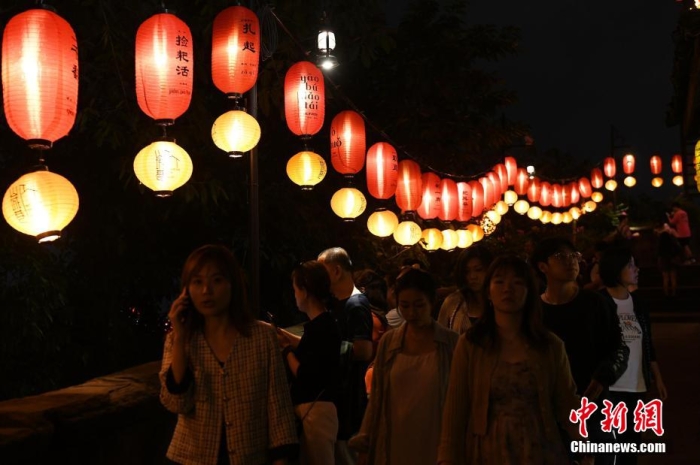 圖為游客夜游山城巷感受山城獨(dú)特魅力。<a target='_blank' href='/' ><p  align=