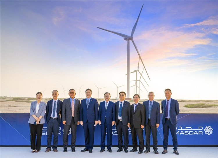 中方建設(shè)者在風電場合影。中國電建供圖