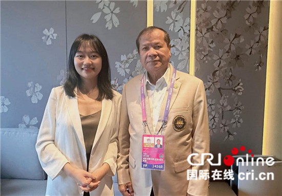 　　△柬埔寨國家奧委會主席、柬埔寨亞運(yùn)代表團(tuán)團(tuán)長唐坤（右）接受記者采訪