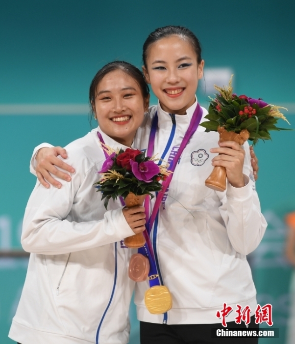 10月7日，杭州第19屆亞運(yùn)會(huì)輪滑項(xiàng)目女子花樣輪滑單人滑長節(jié)目決賽在錢塘輪滑中心舉行。結(jié)合短節(jié)目決賽成績，中國臺(tái)北選手洪筱晴(左)以94.38分的總成績奪得女子花樣輪滑單人滑冠軍，中國臺(tái)北選手張致如(右)獲得季軍。<a target='_blank' href='/'><p  align=