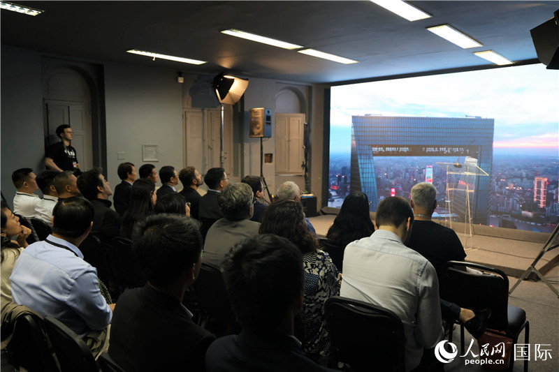 與會嘉賓在現(xiàn)場觀看“中國影視作品展播季”活動宣傳片。人民網(wǎng)記者 時元皓攝