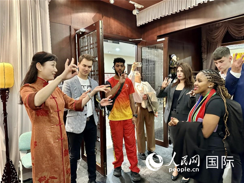 國際民間人士代表團參觀古北市民中心昆曲教室。人民網(wǎng)記者 周雨攝