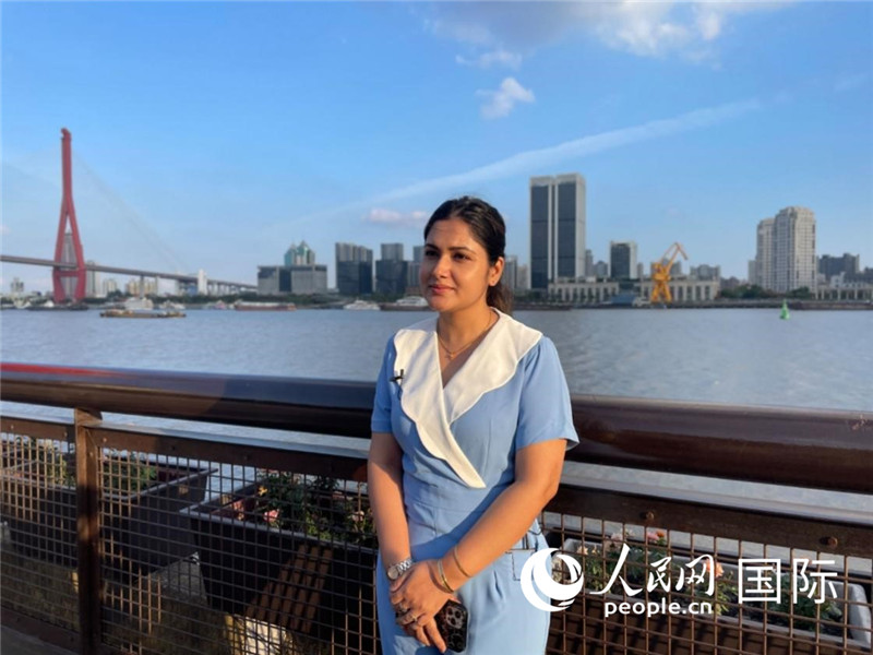孟加拉國Channel24電視頻道主持人伊斯拉特·阿敏在上海市楊浦濱江接受采訪。 人民網(wǎng)記者 張榮攝